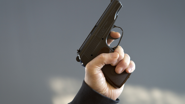 В Мостовском районе посетитель кафе угрожал продавцу пистолетом из-за медленного обслуживания