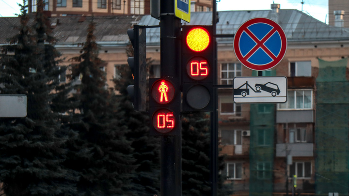 Когда проезд на жёлтый сигнал светофора грозит лишением прав? Эксперт назвал важный момент