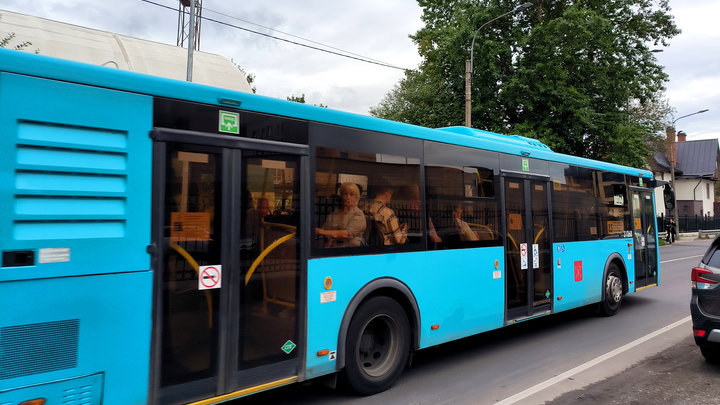 В Петербурге автобус собрал “паровозик” из припаркованных машин на Двинской улице