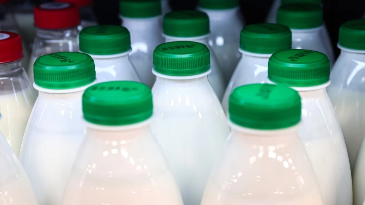 Разведпризнак налицо: Ведущего Соловьёв Live облили кефиром возле англиканского храма в Москве