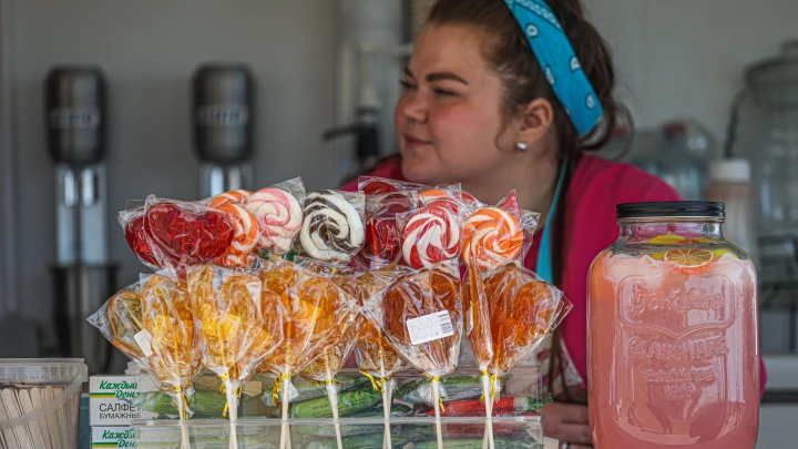 Разрушают эмаль и портят прикус: ортодонт назвал самые опасные сладости для детей