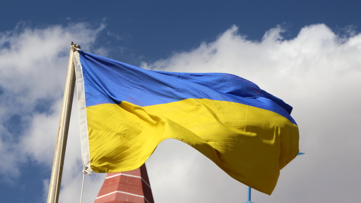 В Барнауле школьникам раздали грамоты с флагом и трезубцем Украины