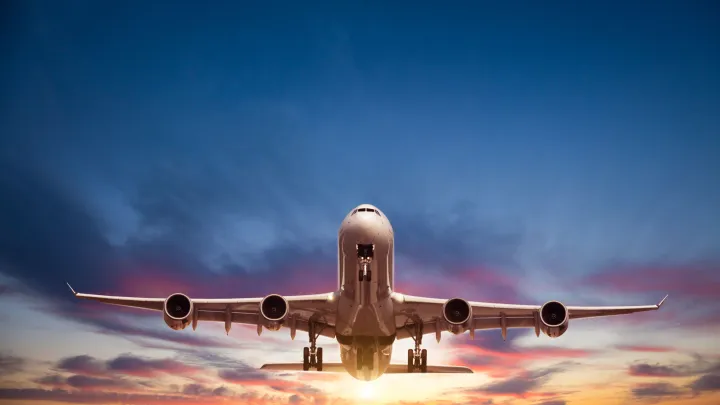 В США метеорит разбил лобовое стекло Boeing 737 на высоте 11 тысяч метров