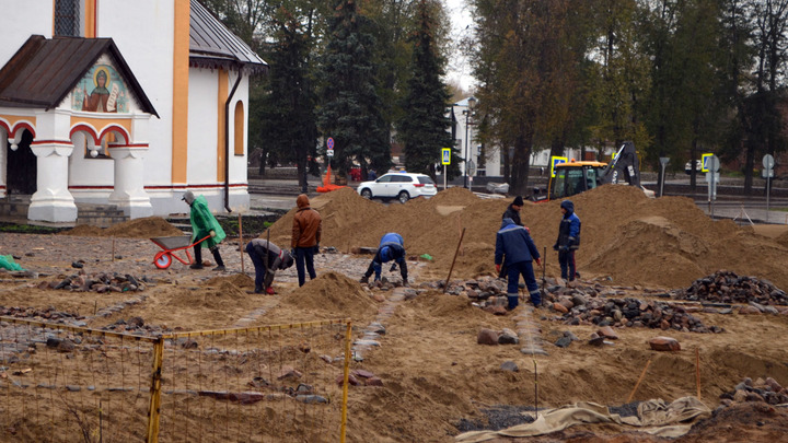 В Суздале начали возвращать камни на Торговую площадь