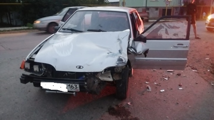 В Самарской области юный мотоциклист и его пассажирка столкнулись с ВАЗом и попали в больницу