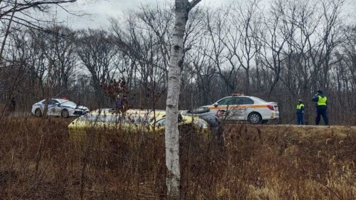 Машина с песком чуть не снесла людей возле перевернувшегося школьного автобуса в Приморье