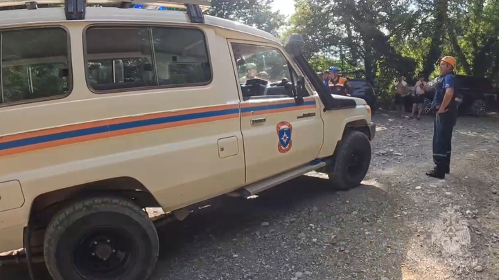 Спасатели пришли на помощь девушке, которая сорвалась с водопада Сванидзе