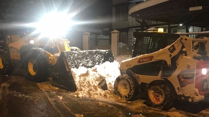 В Сочи работы по расчистке дорог и тротуаров от снега ведутся круглосуточно