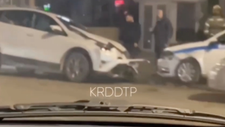 В Краснодаре между Северными мостами произошло ДТП с участием полицейской машины