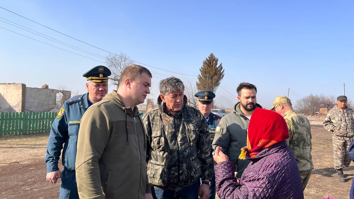 Губернатор Омской области приехал на пепелище с 80-летней пенсионеркой-водителем