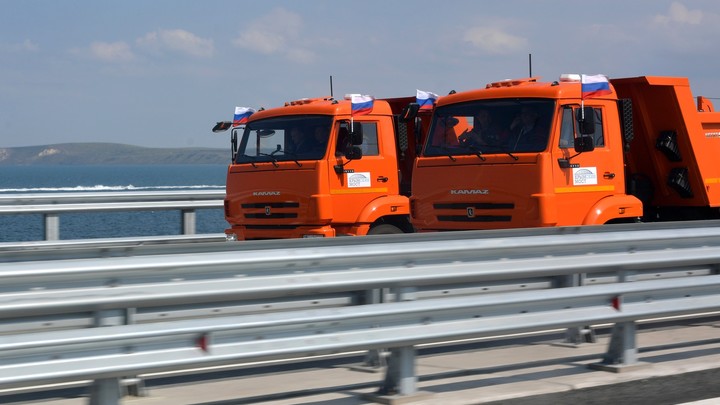 За один час по Крымскому мосту пронеслись свыше тысячи авто и мотоциклов