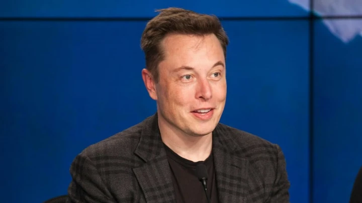 В Берлине на стену завода Tesla вывели фото Маска с вскинутой вперед рукой