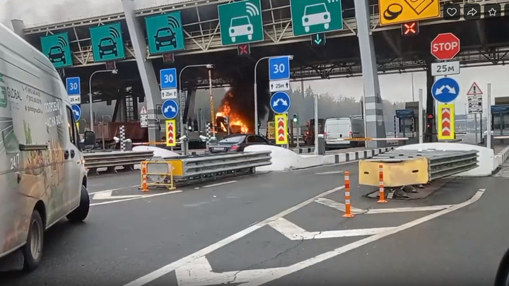 В Санкт-Петербурге возле пункта оплаты ЗСД сгорел грузовик