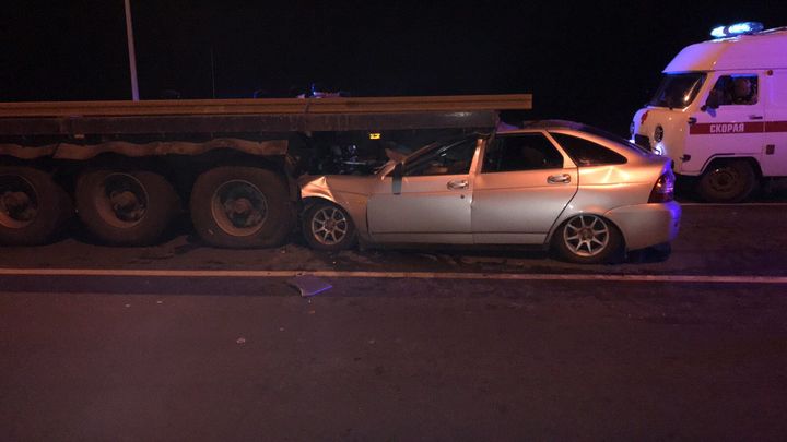 В Самарской области водитель легковушки въехал под грузовик