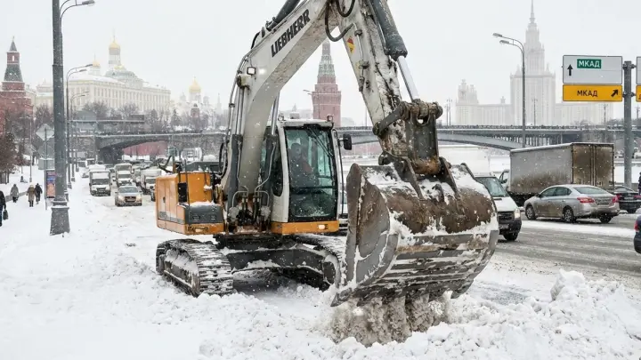 В центре Москвы перевернулся экскаватор, пострадал рабочий