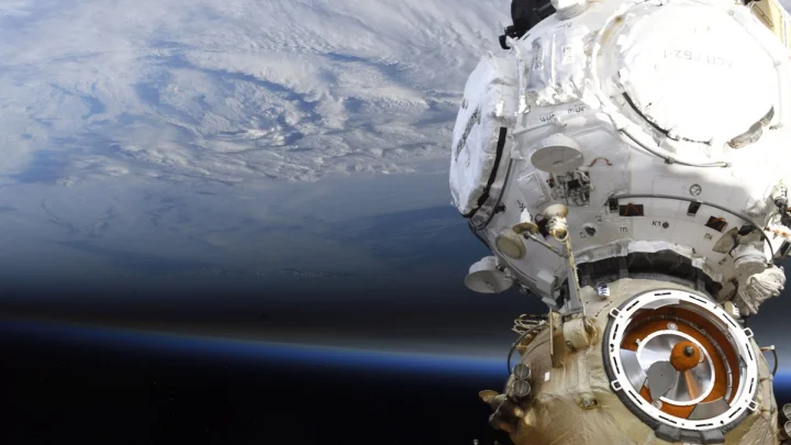 Космический мусор помешал возвращению китайских космонавтов