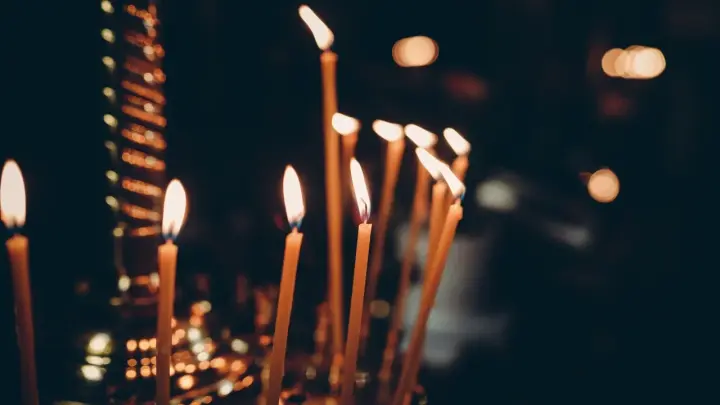 Священник объяснил, почему в церквях не раздают свечи бесплатно