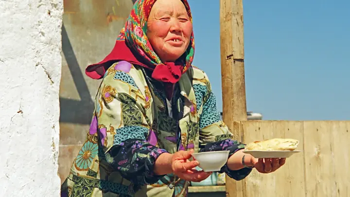 67-летняя бабушка-качок работает охранником в местном магазине