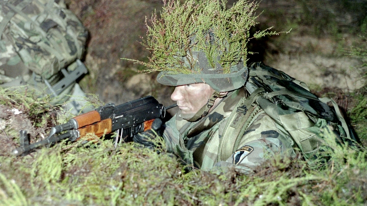 На окраине Новосибирска заметили мужчин в камуфляже и с оружием
