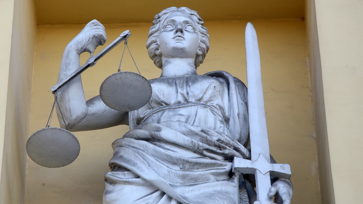 В Орехово-Зуево мужчина бросил в Вечный огонь венок на мемориале павшим воинам