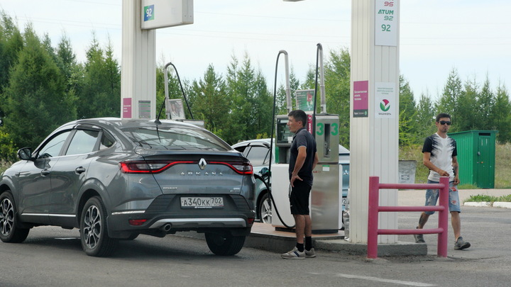 В Апшеронске водитель вырвал шланг с колонкой на автозаправке