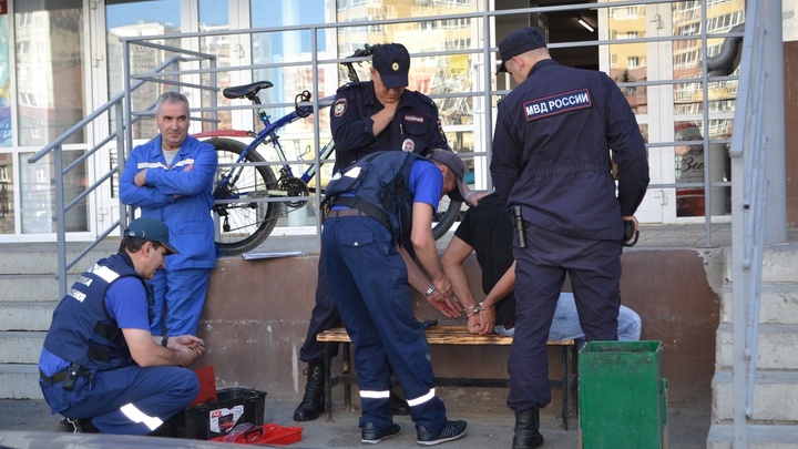 В Челябинске мужчина с ножом выскочил во двор