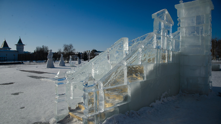 Чем свой нехорош? В Долгопрудный привезли лед из Нефтеюганска на 3 миллиона рублей
