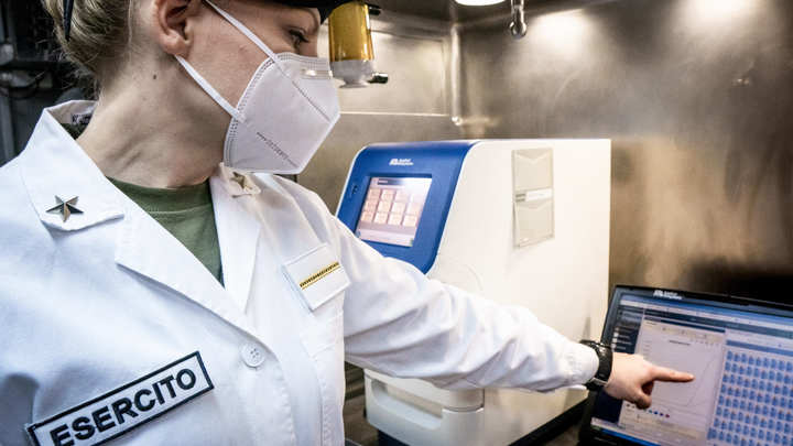 В полку вызывающих беспокойство прибыло: Британские учёные нашли ещё один особый штамм