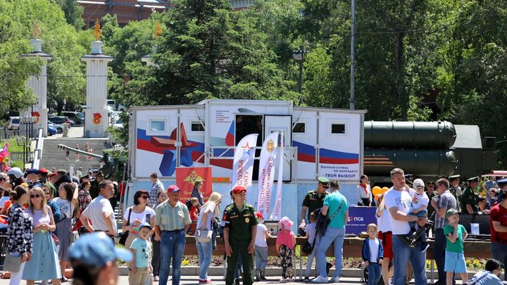 Мобильный пункт отбора на службу по контракту открылся в центре Новосибирска