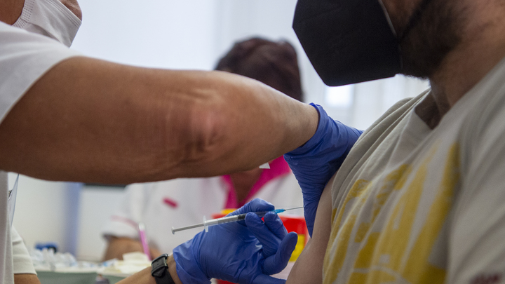 Что будет, если пропустить на неделю повторный укол от COVID? Иммунолог рассказал об эффекте