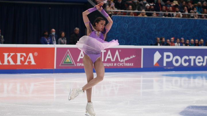 Камила Валиева дважды упала, исполняя прыжок