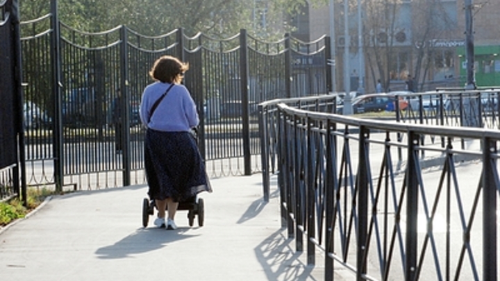 Одной рукой держала коляску, другой била: женщина ударила подростка в магазине Миасса