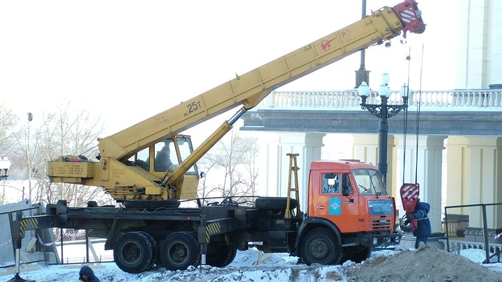 В центре Москвы рухнул автокран: Разбиты машины, движение парализовано