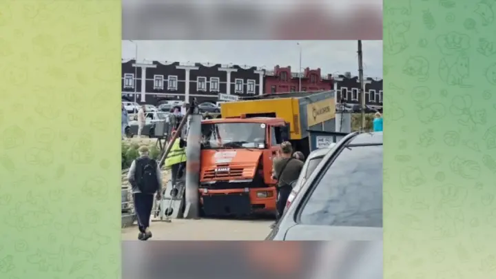 В Нижегородской области КамАЗ без тормозов влетел в паром с людьми