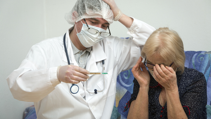 Иммунолог назвал группы риска по смертности от омикрона: не только пенсионеры