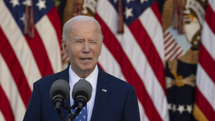 Глава Анголы помог Байдену подняться на одну ступеньку Глава Анголы помог Байдену подняться на одну ступеньку