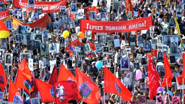 Провокаторы в масках пытались сорвать Бессмертный полк в Амстердаме