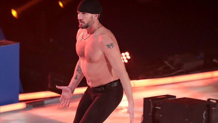 Зал рукоплескал: Костомаров появился на льду в Сочи после ампутации стоп