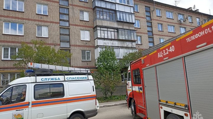 В Челябинске семилетний мальчуган вылез в окно и полез на соседний балкон