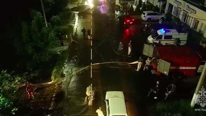 В Курганинске после разрушения обводного канала остаются подтопленными 20 дворов