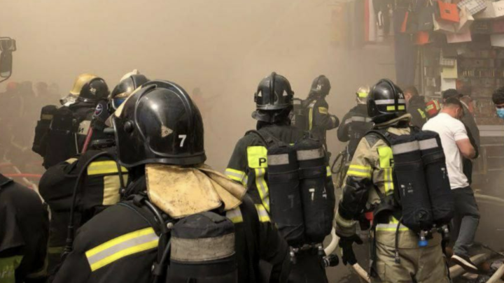 Пожар лишь усилился: В Москве второй час горит автосервис. Ситуация усугубляется