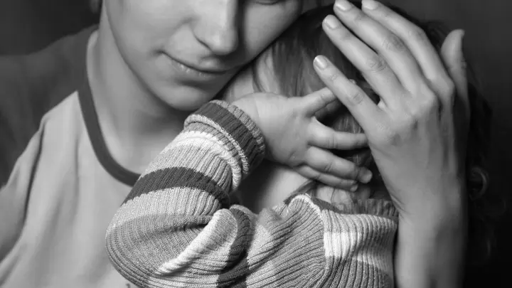 Дочь получила ожог после поцелуя матери: На губах была токсичная помада