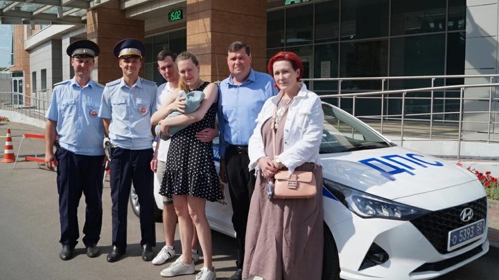В Подмосковье сотрудники ГИБДД помогли довезти до больницы рожающую в дороге женщину
