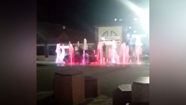 Кемеровчане устроили автомойку в фонтане
