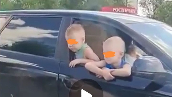 С открытым окном и без ремня: в Магнитогорске мать возит детей на переднем сидении