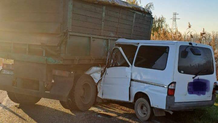 В Каневском районе водитель Mitsubishi погиб после столкновения с отцепившемся от фуры прицепом