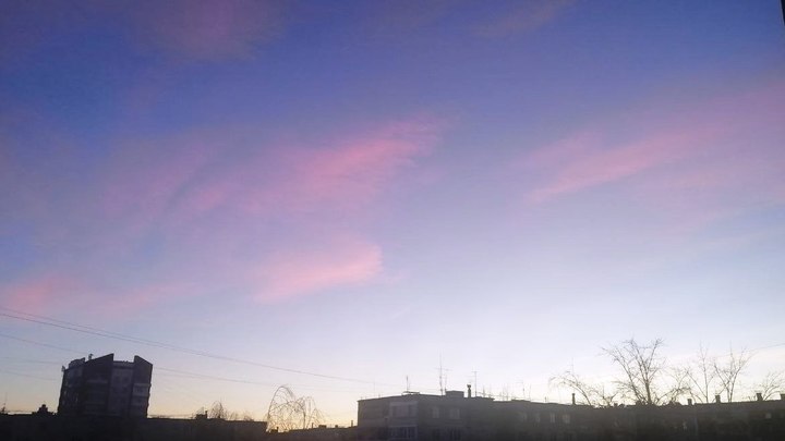 Челябинцы заметили красные облака над городом