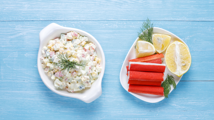 Крабы дорожают, а крабовые палочки - нет: В чём секрет цены популярного продукта?