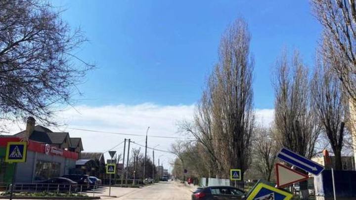 В Волгодонске женщина-автомобилист на внедорожнике снесла металлическое ограждение и знак