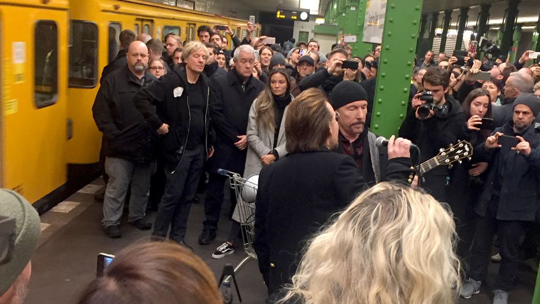 Концерт на 15 минут: U2 выступила в берлинской подземке Концерт на 15 минут: U2 выступила в берлинской подземке
